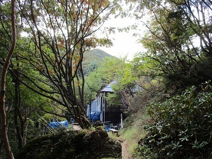 ⑧岩尾根に立つ三角屋根の七丈小屋にやっと着きました。.jpg