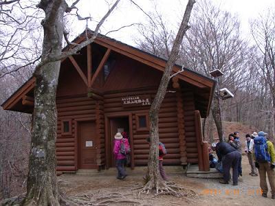 三頭山避難小屋.jpg