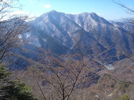 地蔵尾根上部から見る檜洞丸.jpg