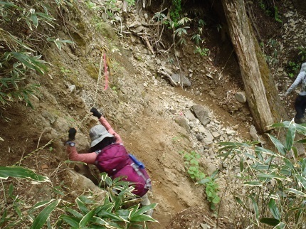 崩壊地、ロープを掴んで通過.jpg