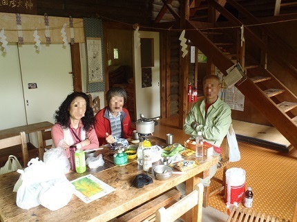 庚申山荘内の猿田彦神社のまえで宴会 - コピー.jpg