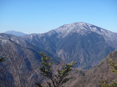 振り返ると大室山の雄姿！左奥は御正体山です。.jpg