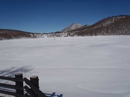 氷結した小沼、歩いている人もいます.jpg