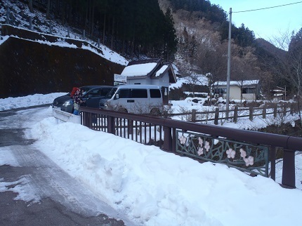 登山口到着。積雪で狭い駐車スペースにどうにか押し込む！.jpg