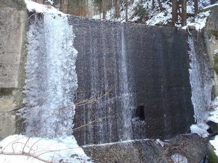 途中の堰堤は氷結していなく心配となる.jpg