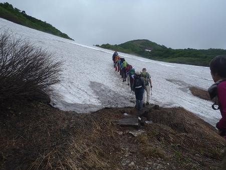 銀明水避難小屋の上の雪渓.jpg